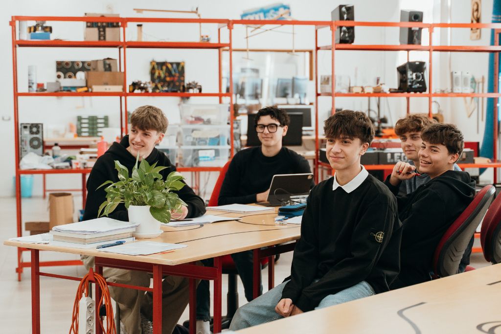 ragazzi tra i banchi del laboratorio